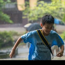 Carlos-Aurelio_Barboza-Grasa_Corriendo-bajo-la-lluvia_10-2020-Lluvia_Accesit
