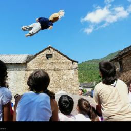 Jose_Pascual-Martinez_Manteo-al-muñeco-de-paja_Anzanigo_11-2020-Las fiestas en Aragón_Accesit