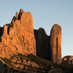 Carlos-Aurelio-Barboza-Grasa_Atardecer-en-los-Mallos_01-2021-