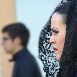 Eduardo-Barcelona-Otal_Mujer-con-mantilla_01-2021-Fotografía bokeh