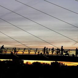 Jose-Pascual-Martinez_Siluetas-sobre-el-puente_04-2021-