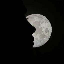 Jose-Pascual-Martinez_Las-caras-de-la-luna_02-2022-A Contraluz