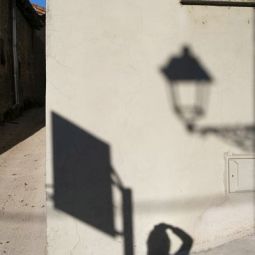 Susana-Carreras-Montoto_A-la-sombra-de-una-farola_03-2022-Libre