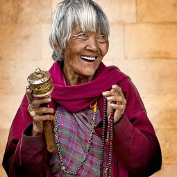 J.-Ignacio-Garcia-Palacin_Praying-Bhutanese_05-2022-libre_Ganadora-del-mes
