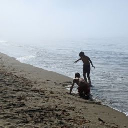 Pilar-Giambanco_Niños-jugando-en-la-playa_10-2022-libre