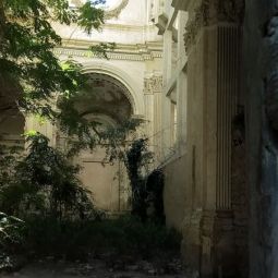 Lourdes-Liñan-Torrubia_NadieEscuchaElEstruendoDeLasRocasAlCaerEnLaIglesiaAbandonada_04-2024-Silencio y sonido en Semana Santa