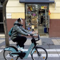 Carlos-Briz-Ponce_Que-majico_02-2025-Patinetes, bicis