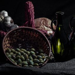 Joaquín Adán _Cesta con ajos y pan, canastillo con olivas, y dos aceiteras con aceite de oliva_obligado_Marzo_Social 2017