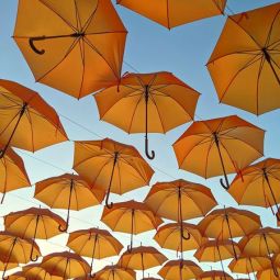 Pilar-Giambanco_Cielo-de-parasoles-naranjas_03-2022-Fotografía dos Colores_Accesit