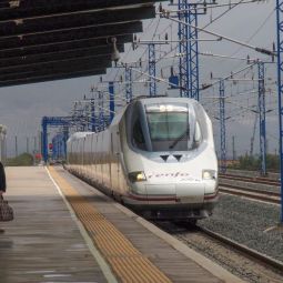 Santiago-Choliz_el-anden_09-2022-Ferrocarril